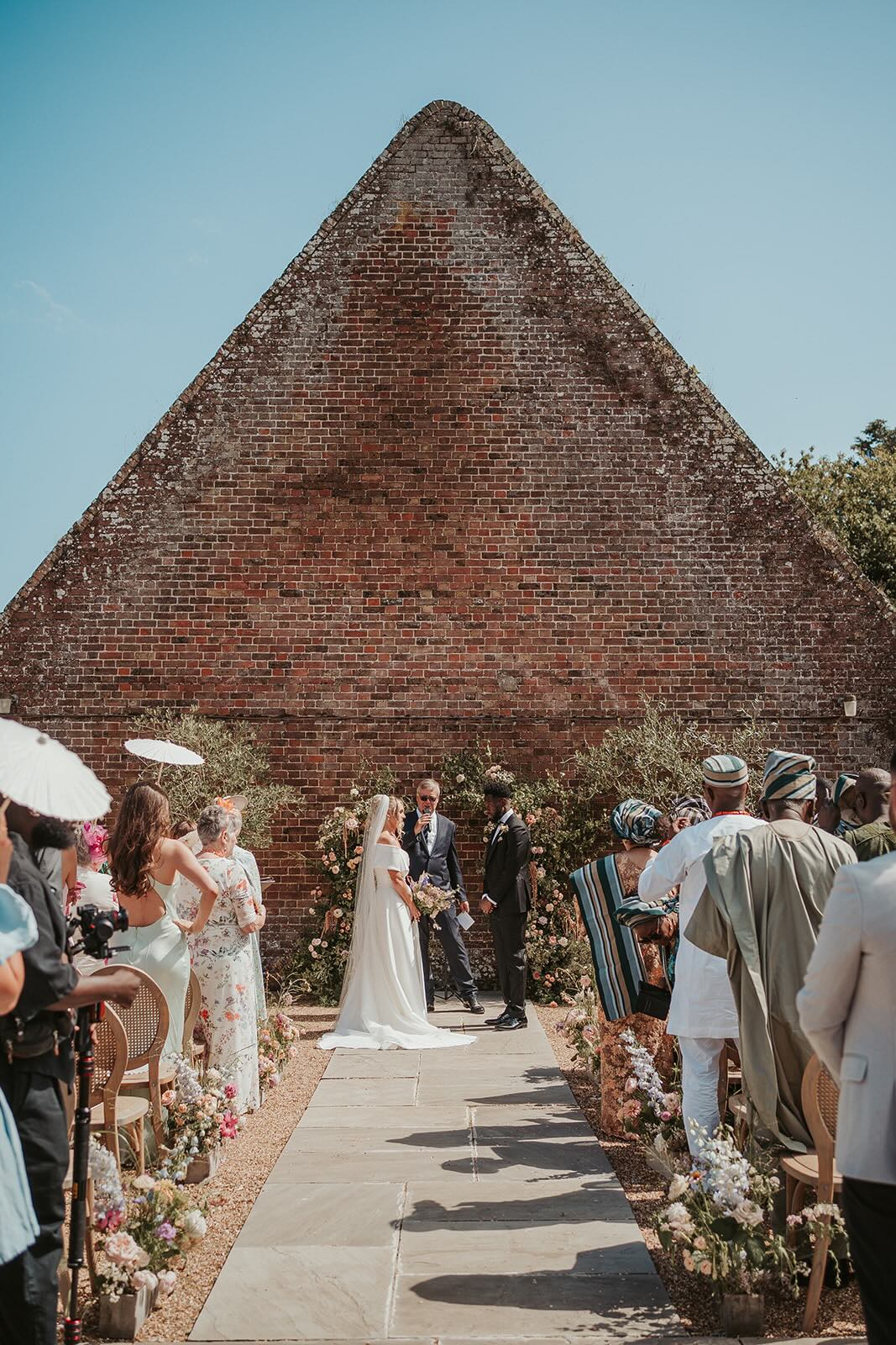 Couple in the italian courtyard ceremony space